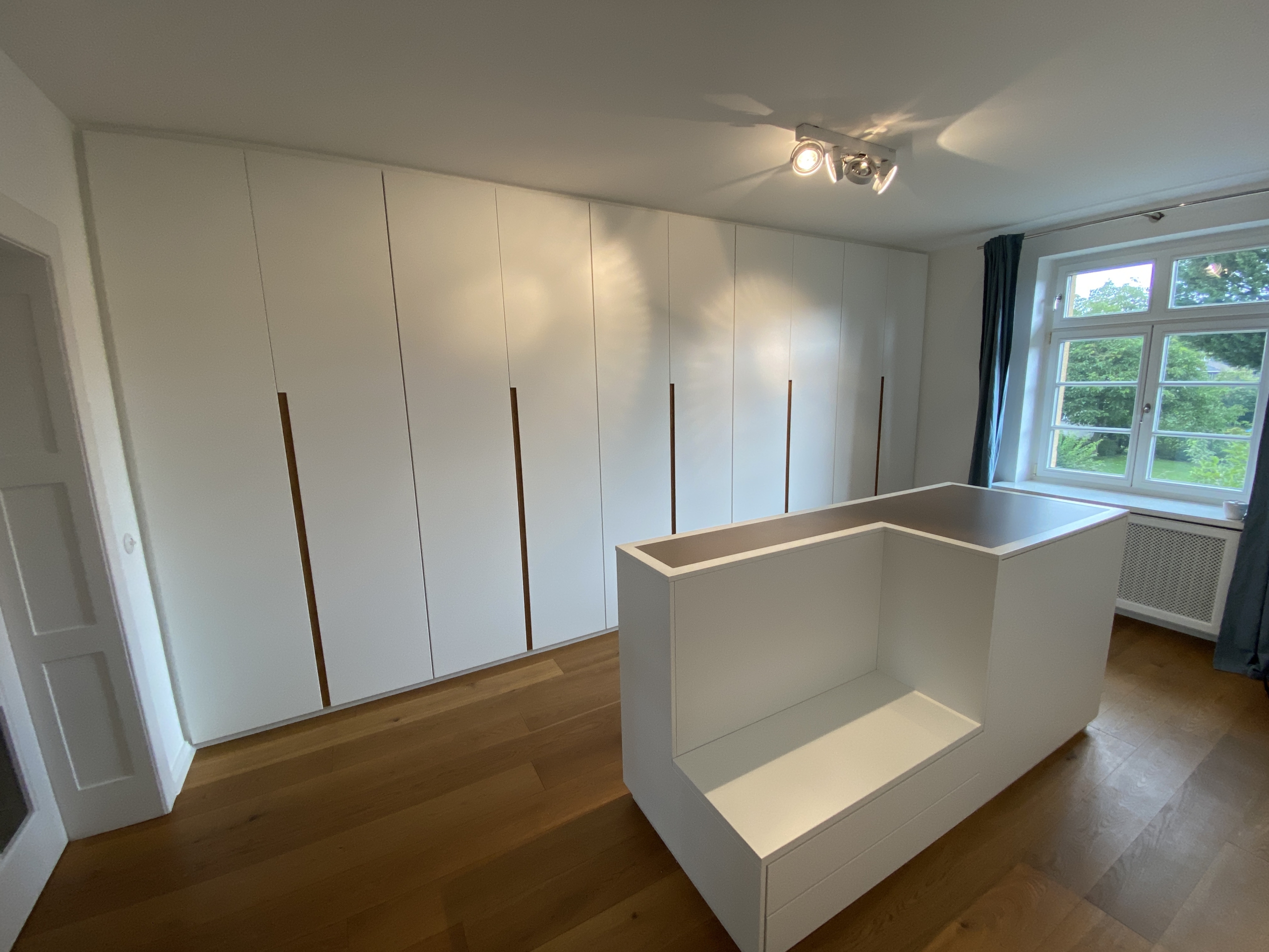 Maßgefertigter Einbauschrank mit Ankleideinsel in Köln