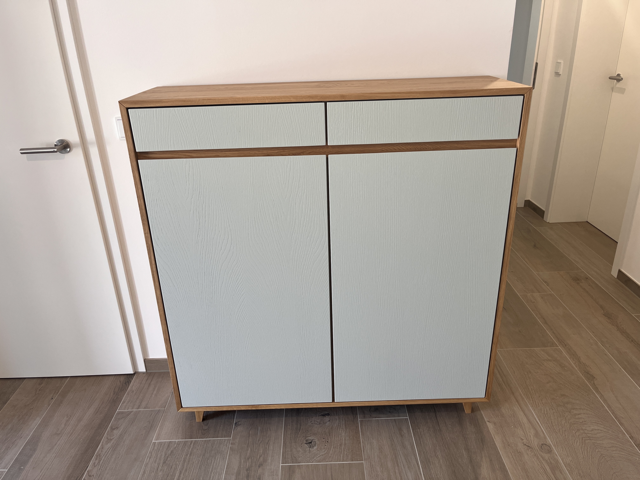 Sideboard aus Eiche mit hellen Fronten in Sankt Augustin