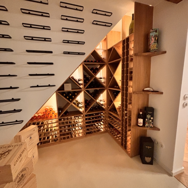 Großes beleuchtetes Weinregal aus Eiche mit diagonalen Flaschenfächern, Auszügen und Präsentationsflächen