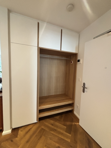 Maßgefertigte Garderobe aus Eiche und Weißlack – Gesamtansicht Maßgefertigte Garderobe aus Eiche und Weißlack mit offener Garderobennische, Sitzbank und Schuhablage
