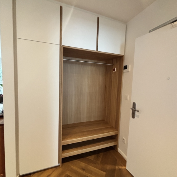 Maßgefertigte Garderobe aus Eiche und Weißlack mit offener Garderobennische, Sitzbank und Schuhablage