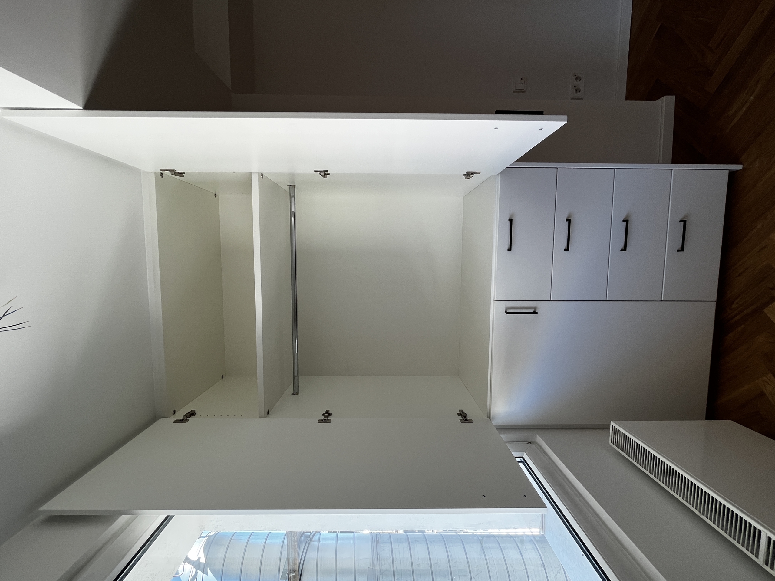 Geöffneter Einbauschrank mit Schubkästen am Fenster in Bonn