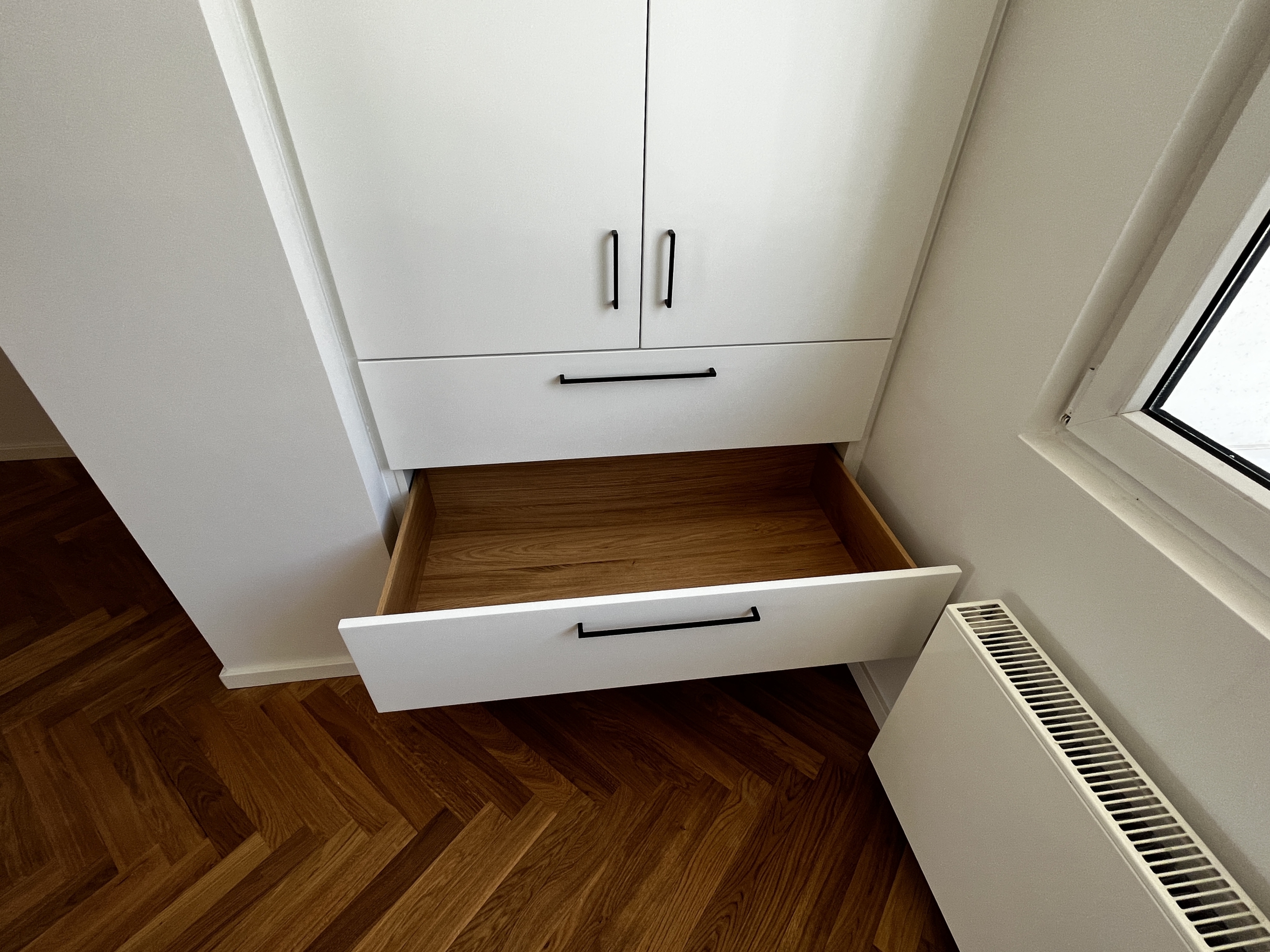Maßgefertigter Einbauschrank mit geöffnetem Schubkasten in Bonn
