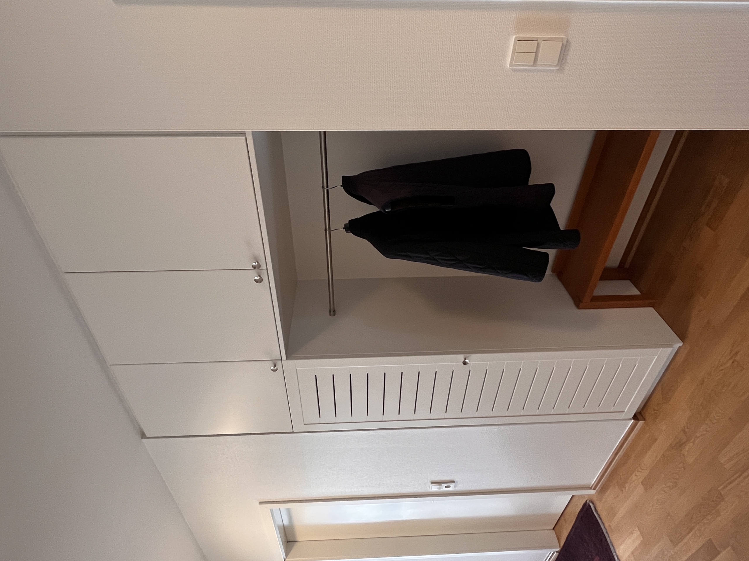 Weiße Garderobe nach Maß mit Sitzbank in Sankt Augustin