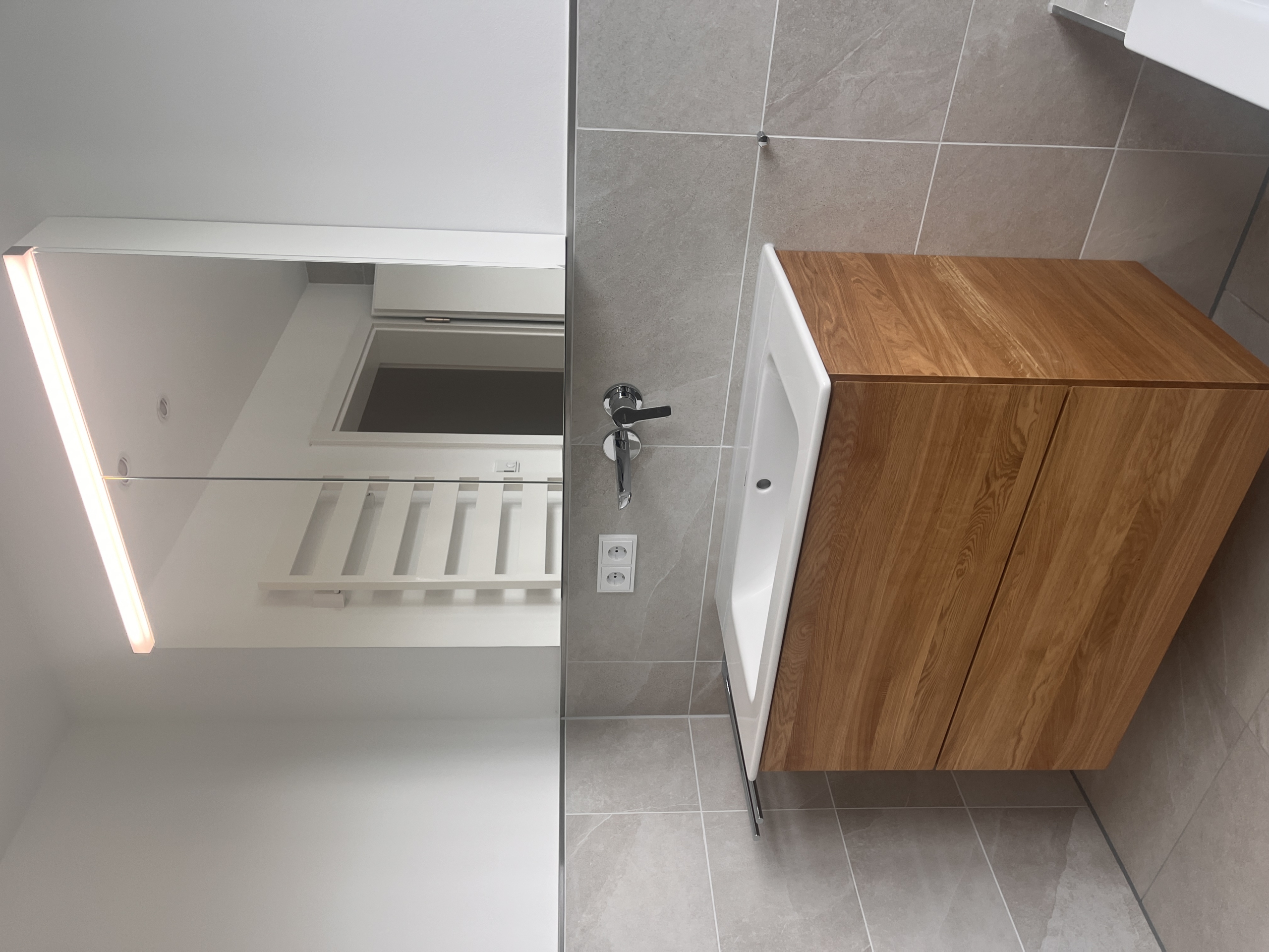 Schwebendes Badmöbel aus Eiche mit Spiegelschrank in Sankt Augustin