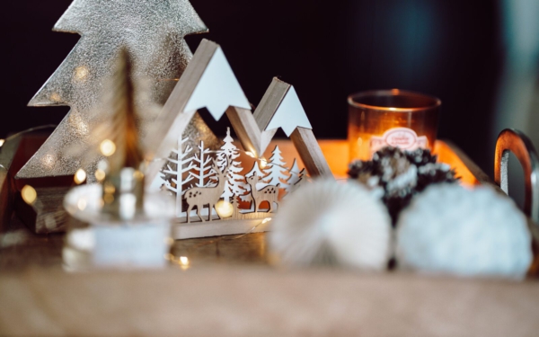 weihnachten-2023 Weihnachtliches Motiv mit festlicher Dekoration – holzArt 2023
