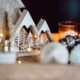 Weihnachtliches Motiv mit festlicher Dekoration – holzArt 2023