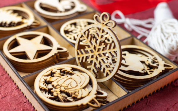 weihnachten-2025 Weihnachtliches Motiv mit festlicher Dekoration – holzArt 2025