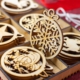 Weihnachtliches Motiv mit festlicher Dekoration – holzArt 2025