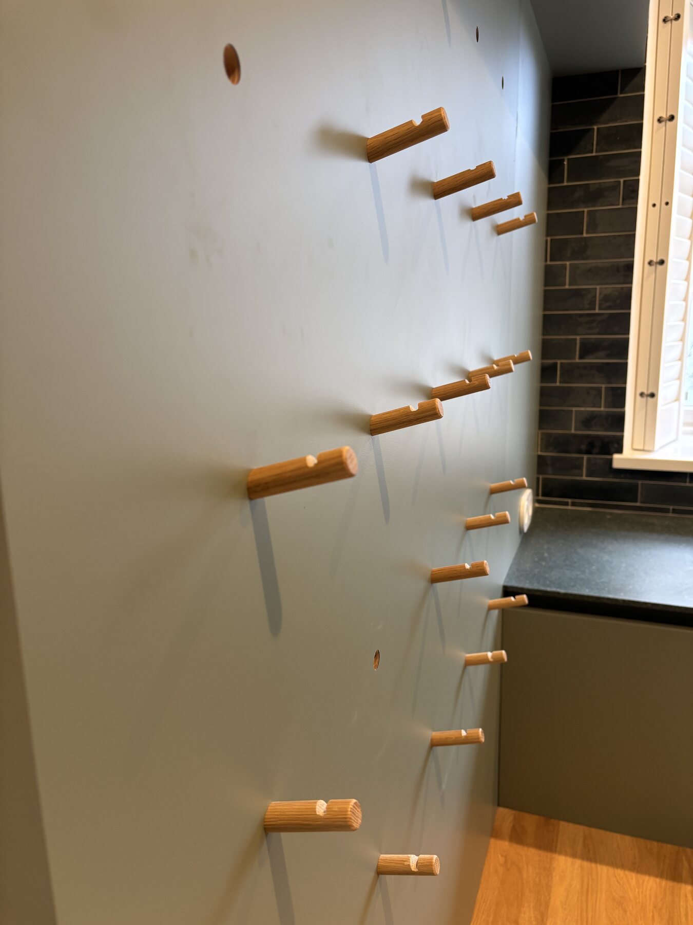 Individuelle Garderobenhaken aus Holz als Detail