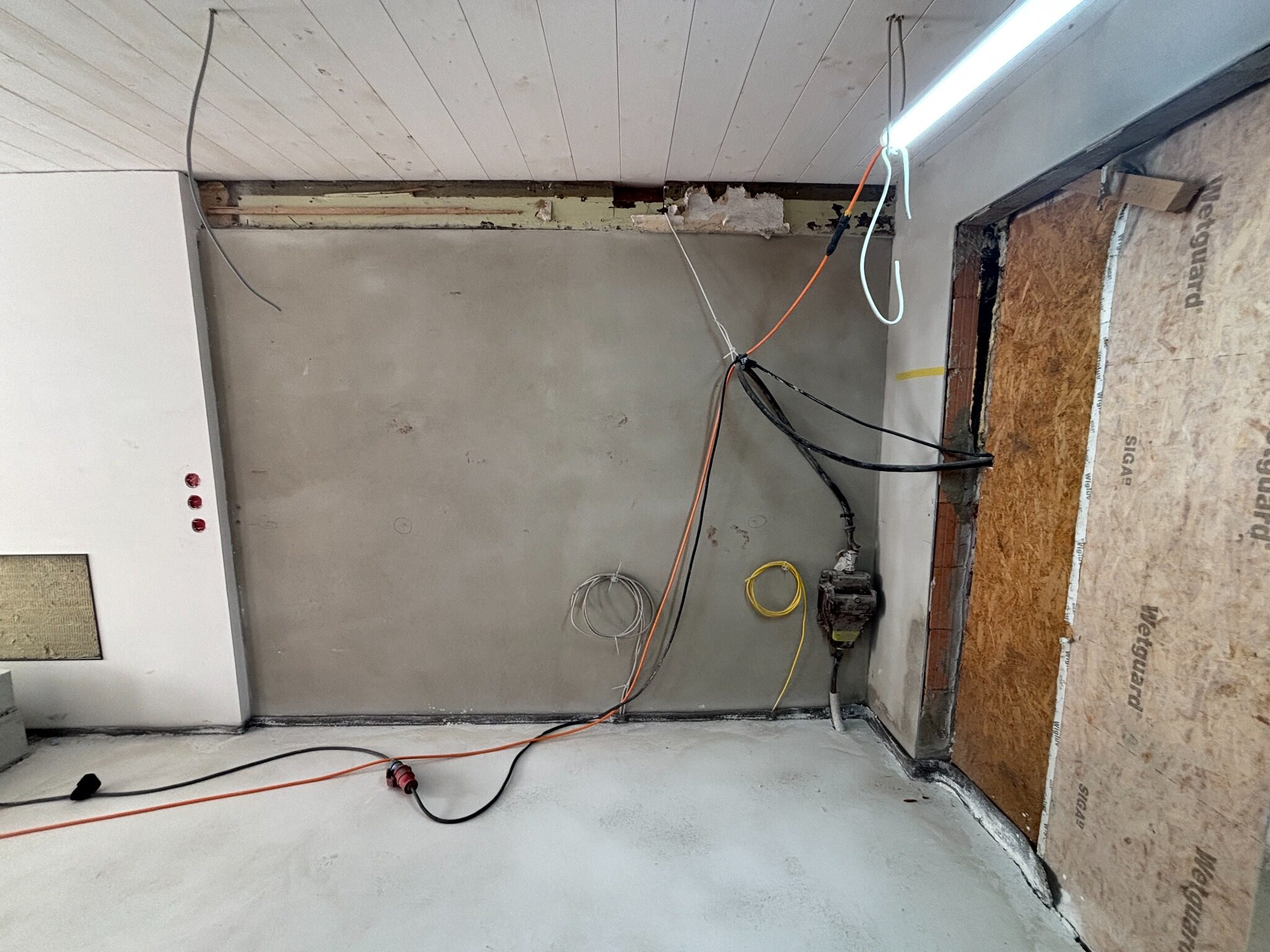 Fensterwand im Küchenraum auf Föhr vor der Montage der Einbaumöbel